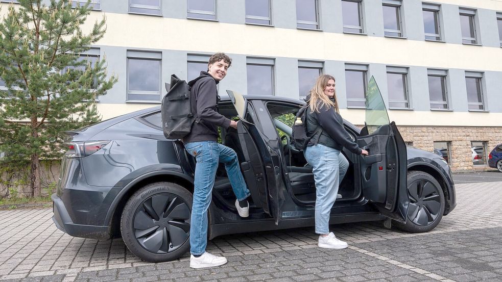 Die beiden müssen jeden Tag rund 40 Kilometer zur Berufsschule und zurück fahren (Archivbild) Foto: Harald Tittel