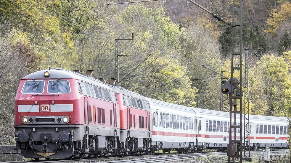 Eine der vielen Stellen, an denen es hakt: Die Geislinger Steige in der Schwäbischen Alb kann der Intercity nur mit zwei Loks bewältigen. Foto: imago/Arnulf Hettrich