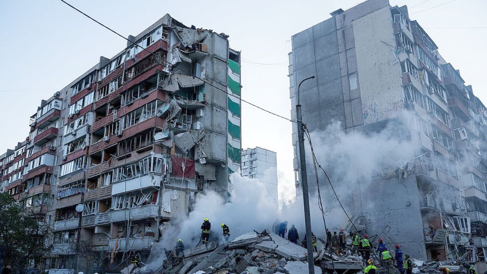 In den Trümmern eines bei einem russischen Angriff teils zerstörten Hauses suchen Helfer nach Verschütteten. Foto: Evgeniy Maloletka