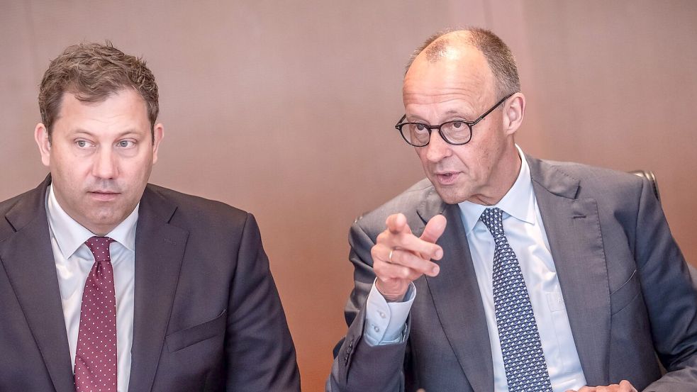 Bundeskanzler Friedrich Merz und Vizekanzler Lars Klingbeil wollen ein Reformpaket schnüren. (Archivfoto) Foto: Michael Kappeler/dpa