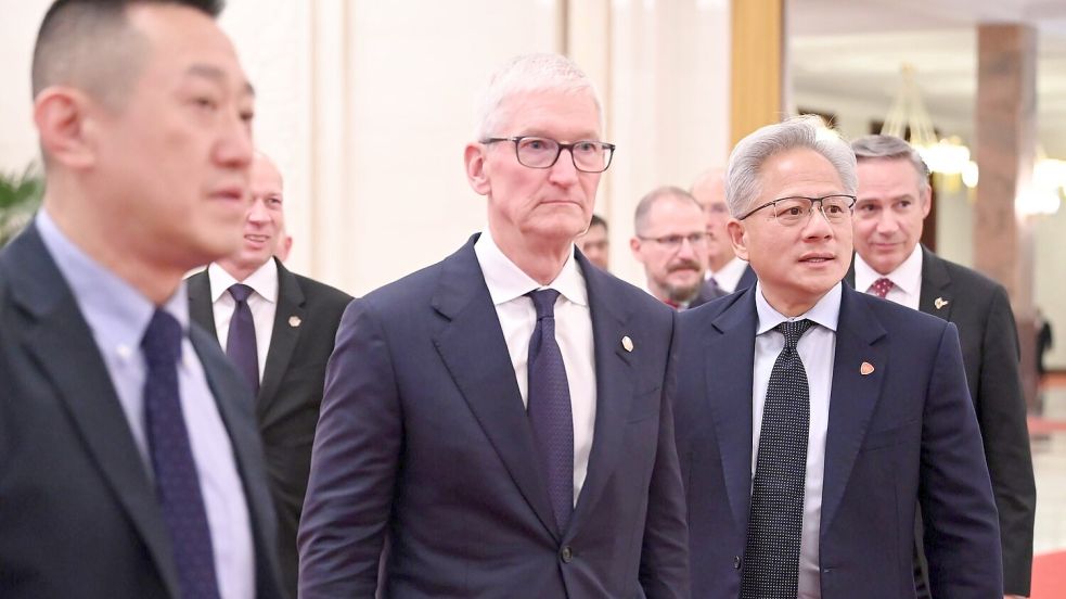 Hochrangige US-Manager wie Apple-CEO Tim Cook (M) sind beim Trump-Besuch dabei. Foto: Johannes Neudecker