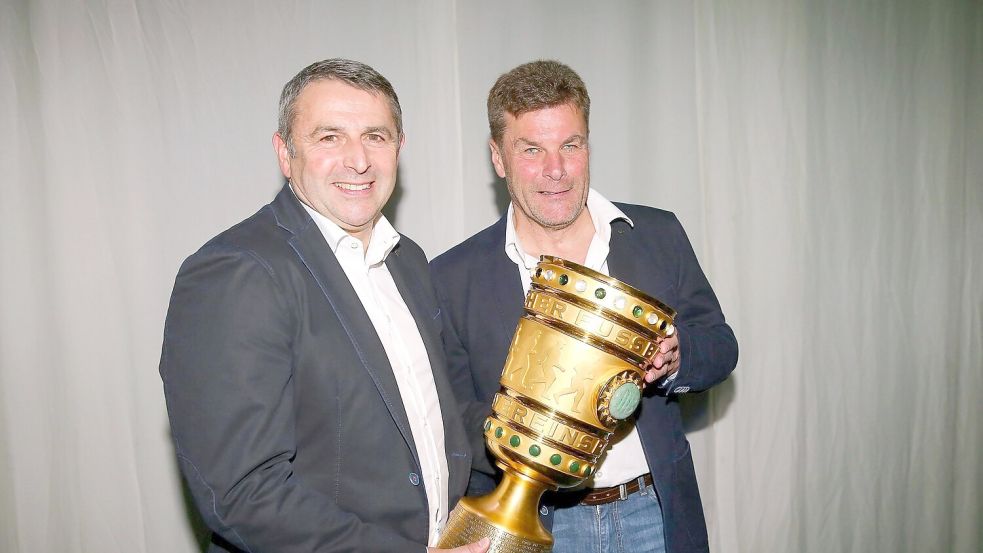 Pokalsieger 2015: Der damalige Wolfsburger Sportdirektor Klaus Allofs und Trainer Dieter Hecking (r). Foto: Martin Rose