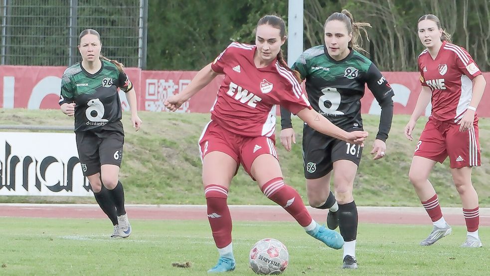 SpVg-Spielerin Natalie Oliver im Duell mit ihrer Gegenspielerin.Foto: Helmut Vortanz
