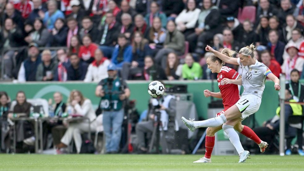 Große Kulisse: Das Kölner Stadion war so voll wie noch nie in einem Pokalfinale. Foto: Fabian Strauch/dpa