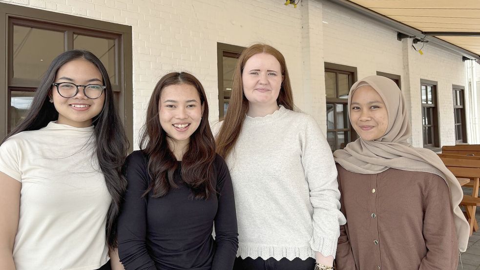Ausbildungsleiterin Lena Oltmanns (Zweite von rechts) mit ihren drei Auszubildenden aus Indonesien: Defi Lestari, Lewi Sembiring und Siti Rohana (von links) absolvieren ihre Ausbildung im Greetsieler Fischrestaurant de Beer. Fotos: Lotta Groenendaal