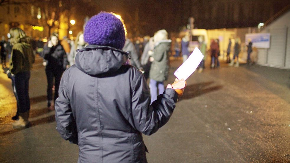 19/ Konzert: Frau bietet ein Konzertticket vor der Berliner Max-Schmeling-Halle an am 15.12.12, Konzertkarte, Ticketverk Foto: IMAGO / POP-EYE