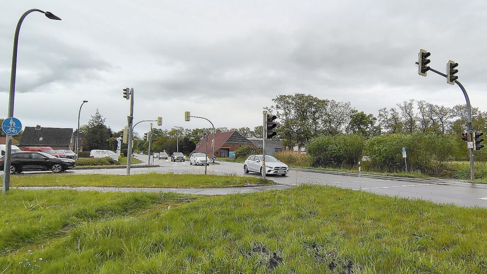 Gegenüber der Einmündung der Jadestraße/Raiffeisenstraße in die Bundesstraße 72 wird die Zuwegung des Baugebiets „In der Diere“ gebaut. Für Verkehrsteilnehmer bedeutet dies Behinderungen im kommenden Jahr. Foto: Karin Böhmer