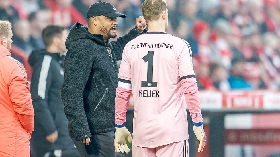 Die Verkündung fehlt noch, aber Trainer Vincent Kompany (l) und Kapitän Manuel Neuer bleiben beim FC Bayern vereint. (Archivbild) Foto: Andreas Gora
