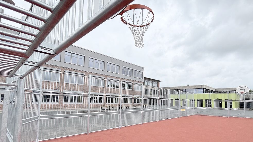 Ein neues Spielfeld auf dem Moorhuser Schulhof. Im Hintergrund sind die vor einigen Jahren gebaute Mensa und das aufgestockte Schulgebäude zu sehen. Foto: Aiko Recke
