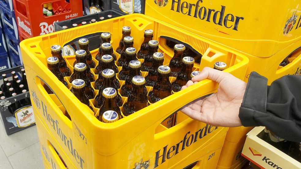 Ikonisch: der orangefarbene Bierkasten von Herforder Pils. Foto: IMAGO/Dreamstime