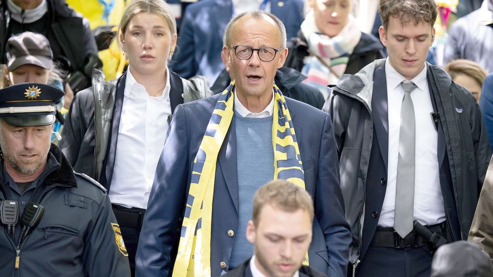 Merz wagte sich in Würzburg auch unters Volk. Foto: Sven Hoppe