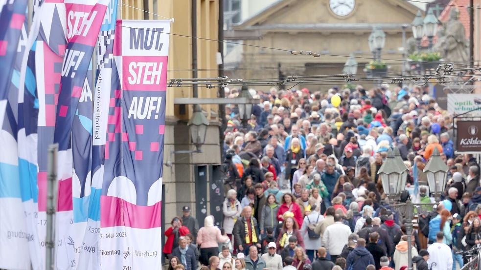 Zahlreiche Menschen sind in der Würzburger Innenstadt unterwegs. Foto: Karl-Josef Hildenbrand
