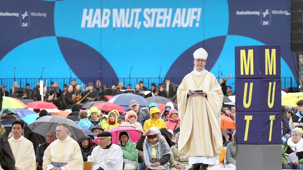 Bischof Jung spricht im Gottesdienst. Foto: Karl-Josef Hildenbrand