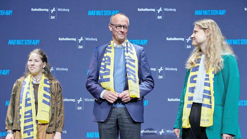 Katholik Merz diskutiert auf dem Katholikentag mit jungen Leuten. Foto: Matthias Schrader