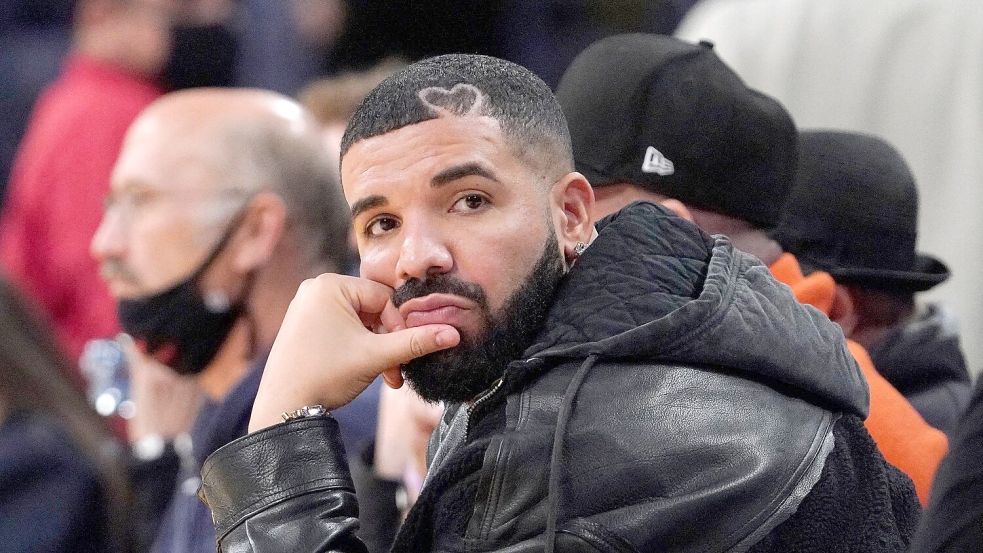 Auf den Alben verarbeitet der Musiker Drake unter anderem seinen öffentlich ausgetragenen Streit mit Rap-Star Kendrick Lamar. (Archivbild) Foto: Mark J. Terrill/AP/dpa