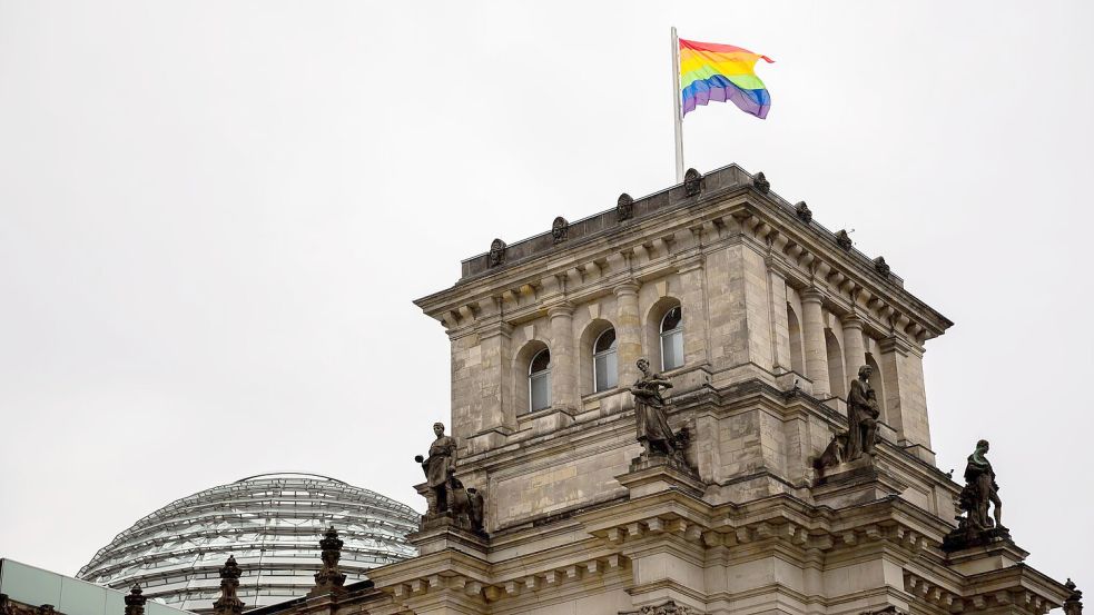 Wann weht die Regenbogenflagge über dem Bundestag? An dieser Frage entzündete sich 2025 ein politischer Streit. (Symbolbild) Foto: Christoph Soeder/dpa
