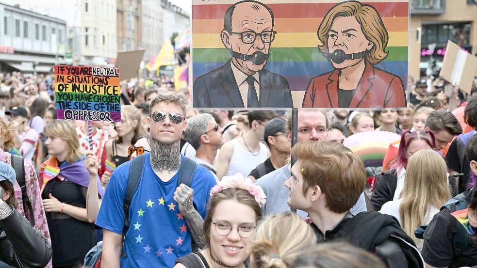 Beim Christopher Street Day in Berlin trugen einige Teilnehmer satirische Plakate. (Archivbild) Foto: Bernd von Jutrczenka