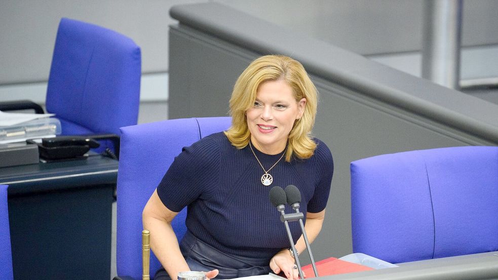 Am 17. Mai lässt Bundestagspräsidentin Julia Klöckner (CDU) auch in diesem Jahr die Regenbogenflagge über dem Reichstagsgebäude hissen. (Archivbild) Foto: Bernd von Jutrczenka/dpa
