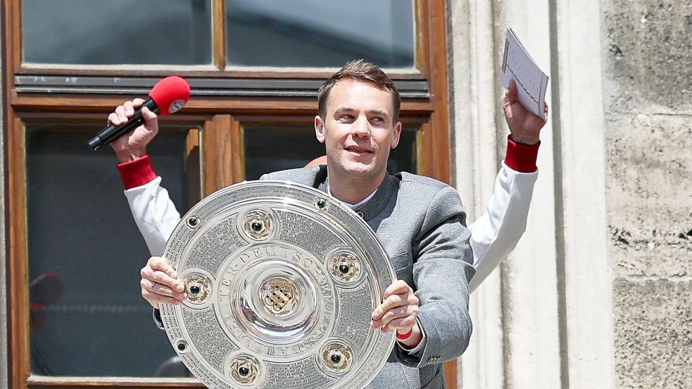 Ein gewohntes Bild: Manuel Neuer mit der Meisterschale auf dem Münchner Rathausbalkon. (Archivbild) Foto: Daniel Löb