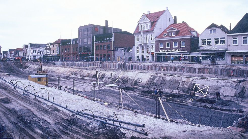 Spektakulärer Anblick: Der Bau der Tiefgarage unterm Marktplatz hat eine ganze Stadt Ende der 1980er Jahre in Atem gehalten. Foto: Archiv Dunkmann