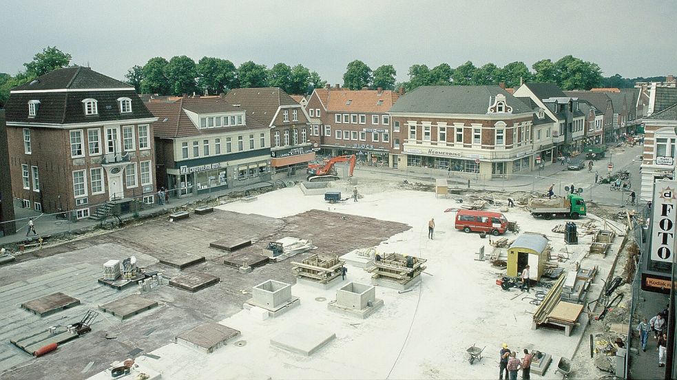 Noch fehlt das Brauhaus (spätere Markthalle und heutiges "Extrablatt"): Das Dach der Tiefgarage ist geschlossen. Die Bauarbeiter sind damit beschäftigt, die Pflasterung des heutigen Marktplatzes vorzubereiten. Foto: Archiv Dunkmann