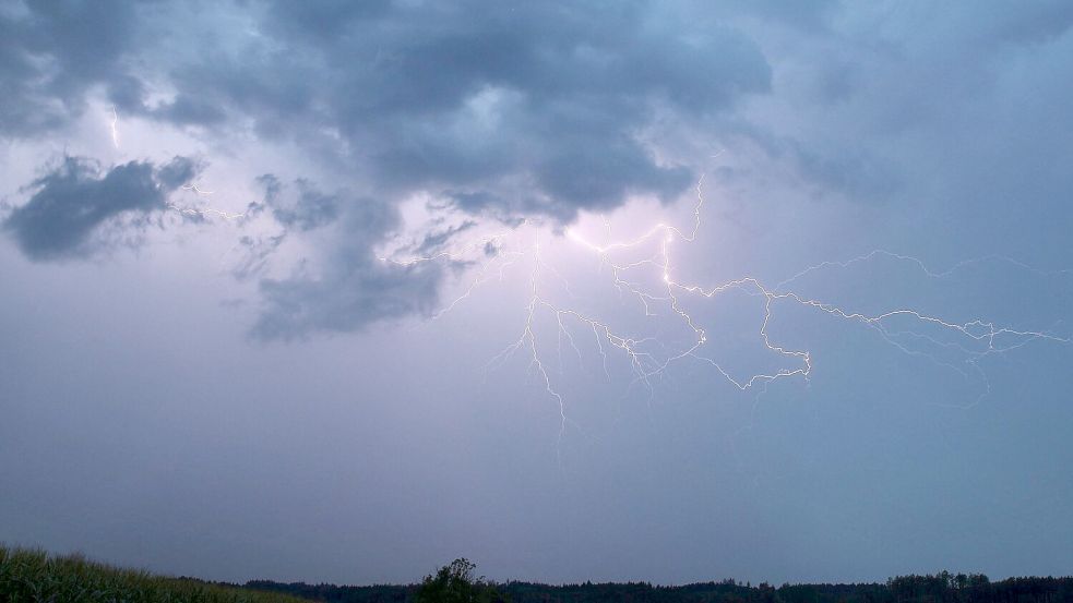Zwei Bergtouristen wurden in Polen durch einen Blitzeinschlag verletzt. (Symbolbild) Foto: Alexander Wolf/onw-images/dpa