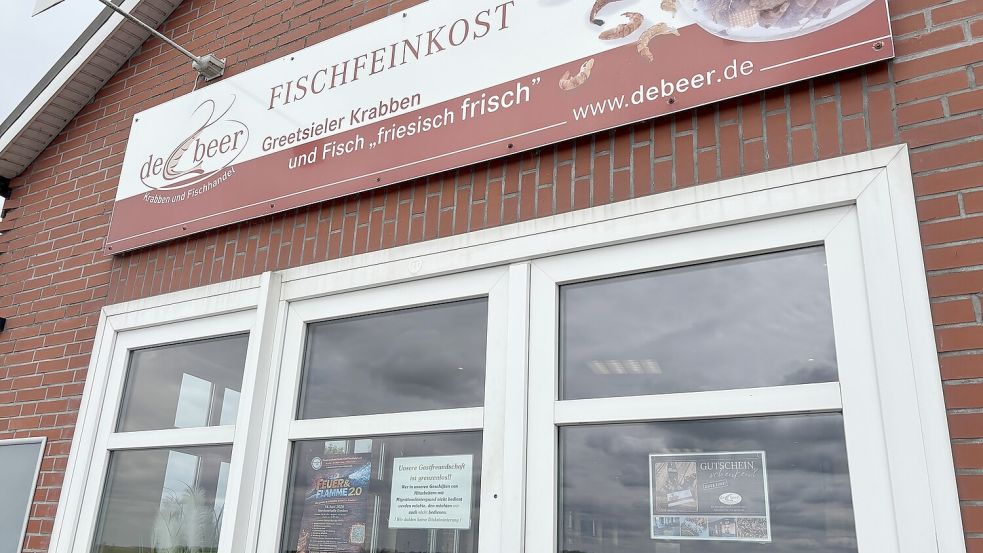„Unsere Gastfreundschaft ist grenzenlos“: Das Schild hängt hinter der Glastür im Eingangsbereich des Greetsieler Fischrestaurants de Beer. Foto: Lotta Groenendaal