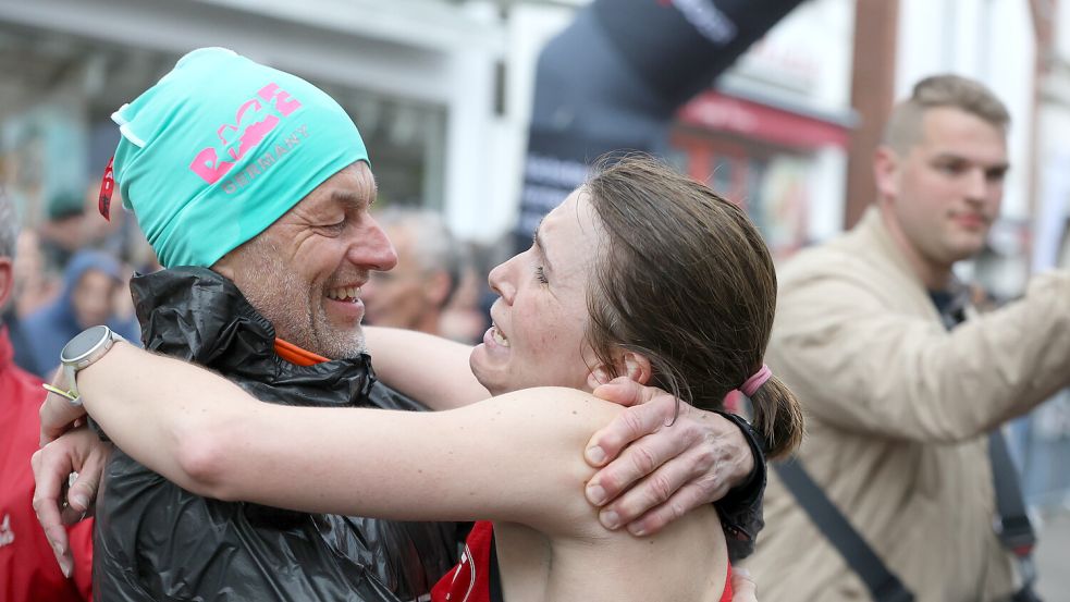Emotionen pur: Ossiloop-Siegerin Frauke Buntjer umarmt Enno Heidergott. Fotos: Wilfried Gronewold