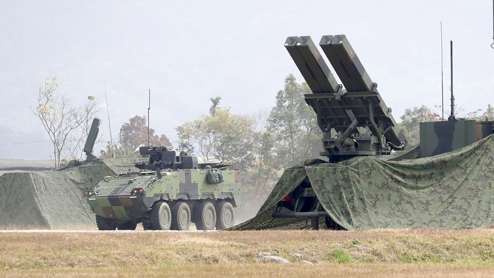 Taiwan rüstet sich für einen möglichen Angriff des um ein vielfaches größeren Nachbarn China. (Archivbild) Foto: ChiangYing-ying/AP/dpa