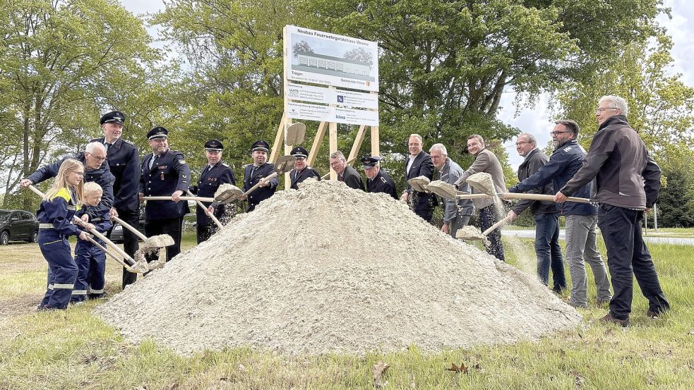 Zusammen mit Vertretern aus dem Rathaus, dem Gemeinderat und dem Landtag machten die Mitglieder aller Altersgruppen der Feuerwehr Weene den symbolischen Spatenstich. Foto: Christin Wetzel
