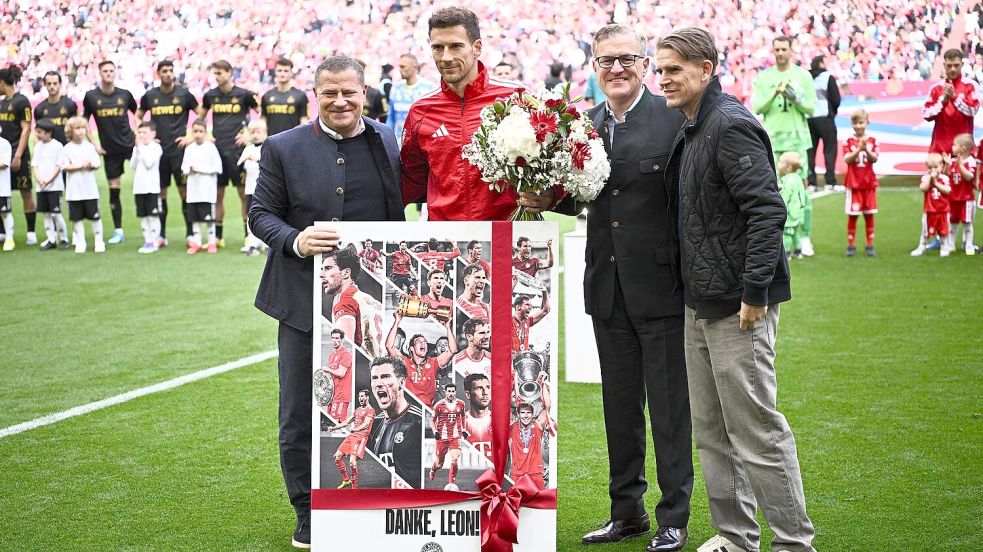 Nationalspieler Leon Goretzka (2vl) wird vor dem Spiel von den Bayern-Bossen Max Eberl, Jan-Christian Dreesen und Christoph Freund verabschiedet. Foto: Tom Weller