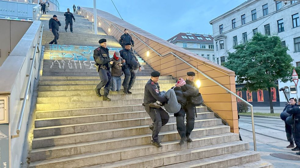Eine kleine Gruppe von Aktivisten sorgte für einen größeren Polizeieinsatz. Foto: Britta Schultejans