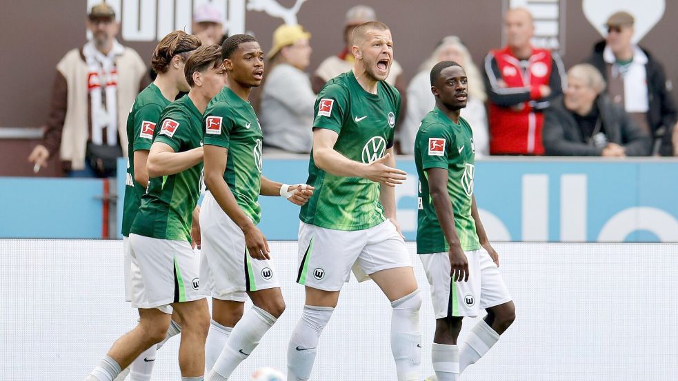 Nur sie durften im Tabellenkeller jubeln: die Spieler des VfL Wolfsburg. Foto: Philipp Szyza