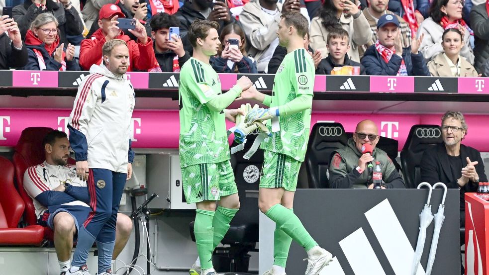 Gegen Köln musste Manuel Neuer (r) angeschlagen raus. Jonas Urbig ging für ihn ins Tor. Wie steht es um die Wade? Foto: Sven Hoppe