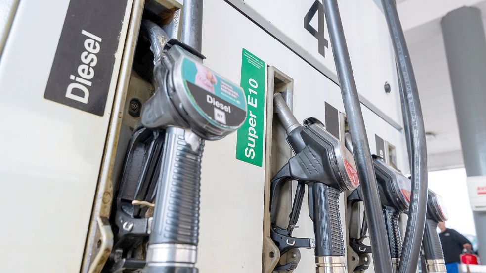 Kurz nach Beginn des Iran-Kriegs hatte der Dieselpreis den für E10 überholt. Nun ist wieder E10 teurer. (Archivbild) Foto: Peter Kneffel/dpa