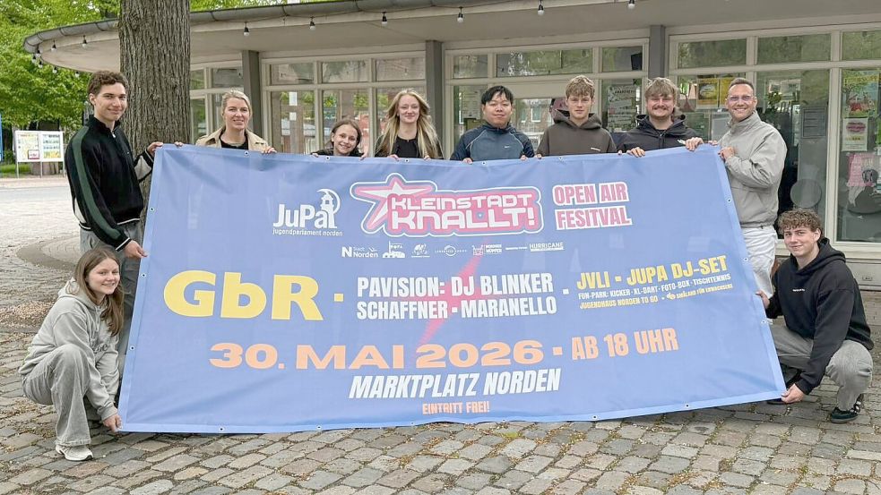 Das Norder Jugendparlament zeigt gemeinsam mit Saskia Herbert (3.v.l.) das Werbeplakat der Veranstaltung. Die Jugendlichen legen ganz viel Herzblut und Arbeit in die Organisation der Veranstaltung. Foto: Rebecca Kresse