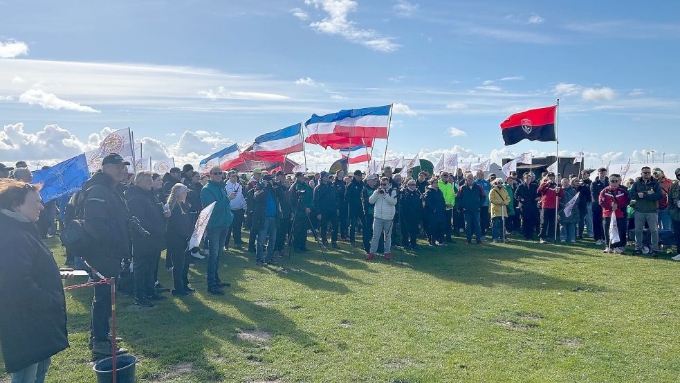 Die Deutschen Meisterschaften im Boßeln und Klootschießen wurden am Freitagvormittag in Schleswig-Holstein in Hillgroven eröffnet. Sie begannen mit den Feldkämpfe der Junioren und Juniorinnen sowie der Frauen und Männer. Foto: privat