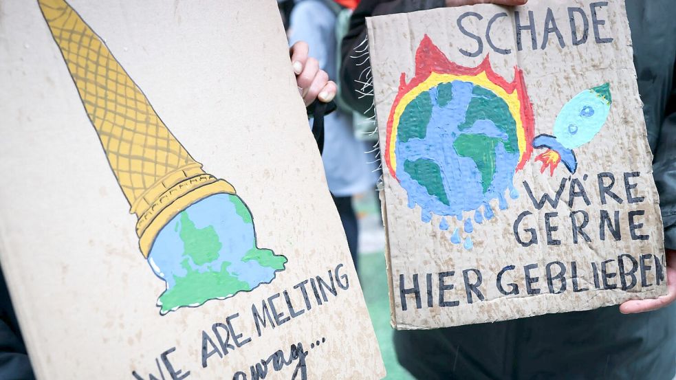 Auf einem Klimaprotest machen Plakate auf die eskalierende Krise aufmerksam. (Symbolbild) Foto: Christian Charisius