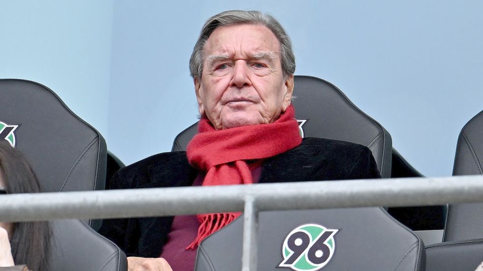 Sah bei seinem Herzensclub zu: Ex-Kanzler Schröder. Foto: Swen Pförtner