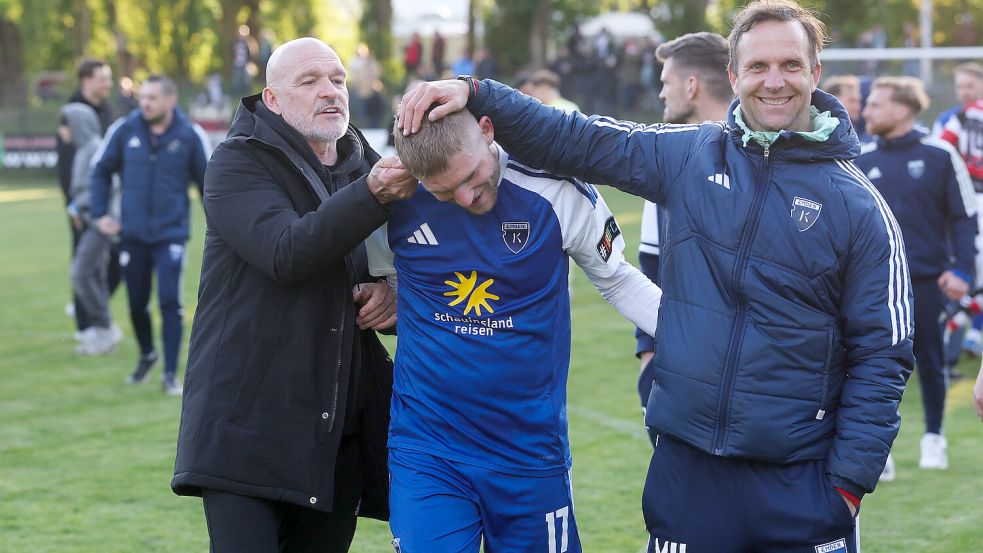 Bei Janek Siderkiewicz (Mitte) kamen nach seinem letzten Kickers-Spiel die Emotionen hoch. Da reagierten die Trainer Stefan Emmerling und Markus Unger feinfühlig. Fotos: Jens Doden, Emden