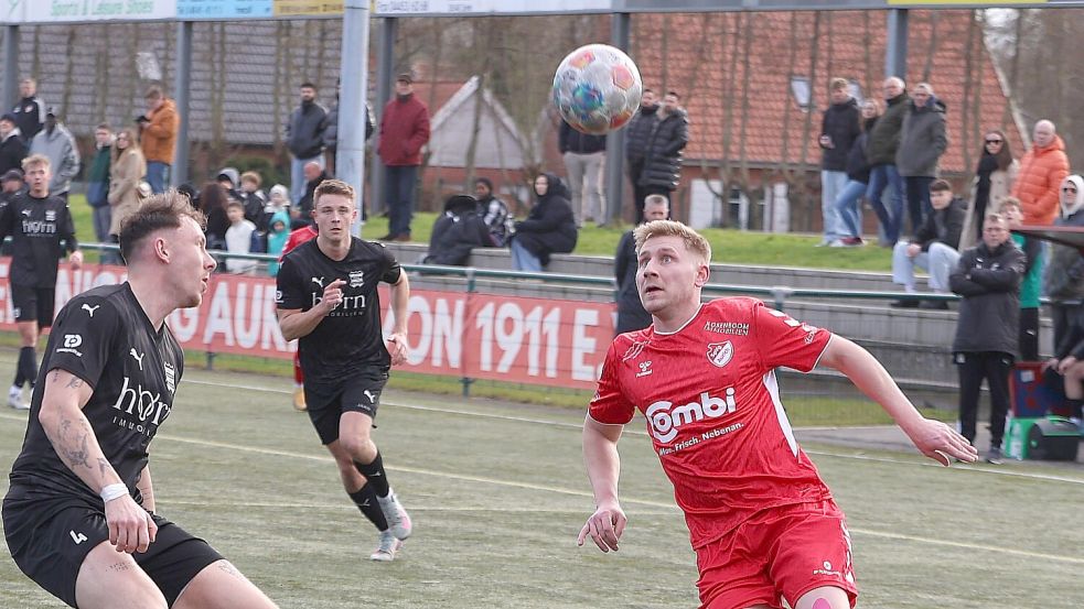 Im Hinspiel trennten sich SpVg Aurich und SF SF Larrelt 2:2 auf dem Auricher Kunstrasen. Marvin Rothkegel (rechts) schoss die beiden Auricher Treffer. Im Rückspiel markierte er beim 2:0-Sieg der Rot-Weißen den Führungstreffer. Foto: Wilfried Gronewold