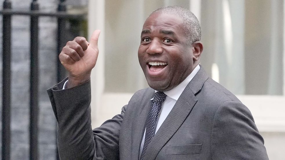 David Lammy spricht in einem Interview über die Regierungskrise. (Archivbild) Foto: Kin Cheung/AP/dpa