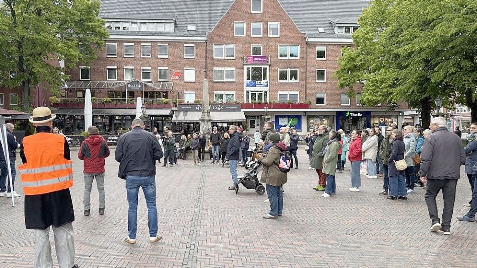 Schätzungsweise bis zu 80 Menschen waren am Sonntag, 17. Mai 2026, bei der Mahnwache gegen Antisemitismus im Stadtgarten. Fotos: Mona Hanssen
