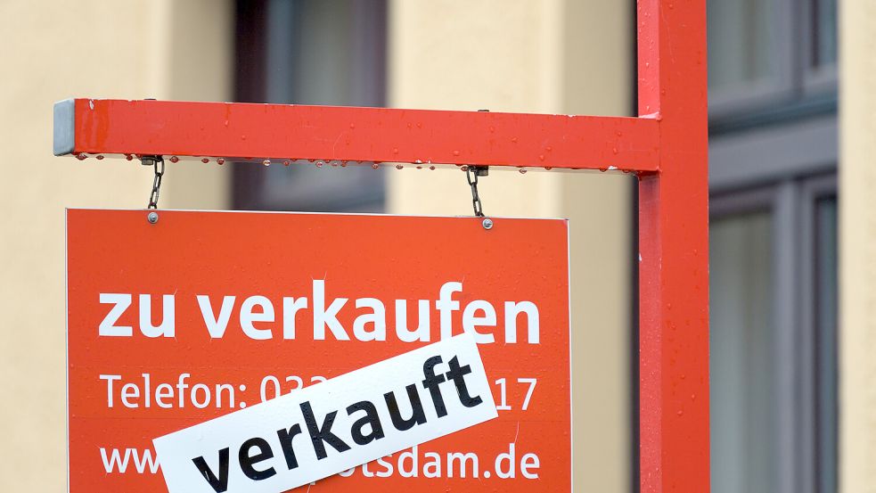 Ein rotes Schild „zu verkaufen“ ist mit dem Hinweis „verkauft“ überklebt. Die Talsohle bei den Immobilienpreisen in ostfriesland ist durchschritten. Foto: Soeren Stache/dpa