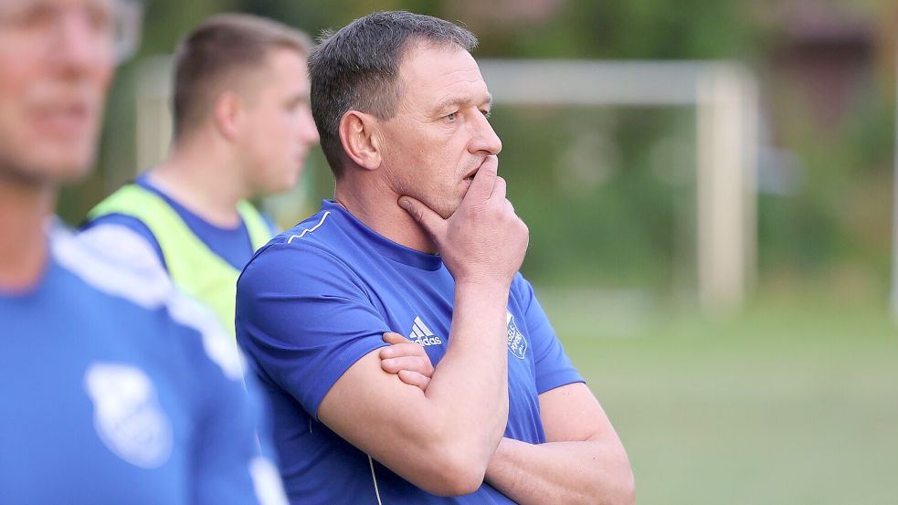 Trainer Sergej Breise steigt mit Egels-Popens in die B-Klasse ab.Foto: Wilfried Gronewold