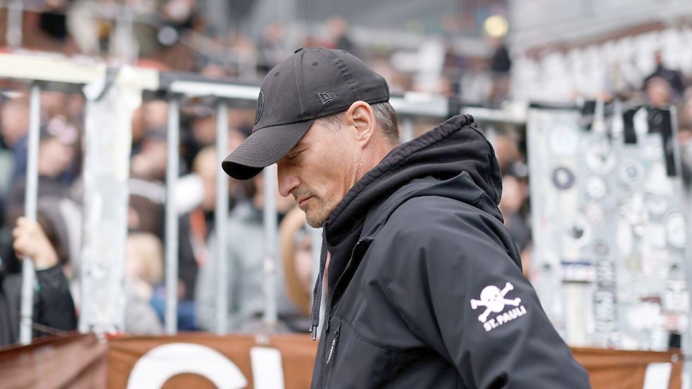 Bleibt er oder bleibt er nicht beim FC St. Pauli?: St. Pauli-Trainer Alexander Blessin zögert noch mit der Antwort. Foto: Philipp Szyza