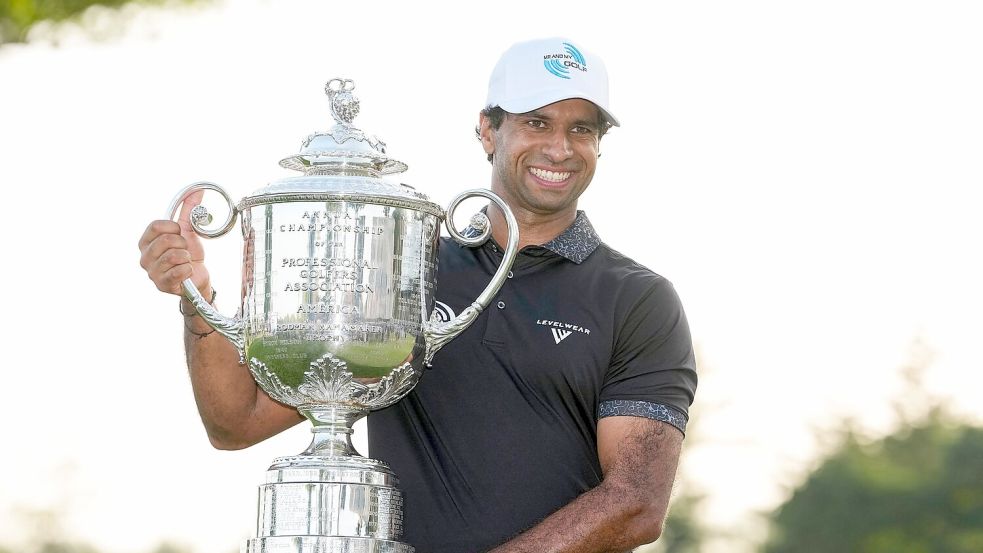 Aaron Rai erhielt für seinen Sieg bei der PGA Championship die Wanamaker-Trophäe. Foto: Frank Franklin II