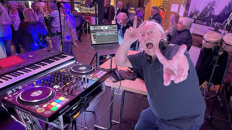 DJ Eric, der einst auch im „Dinis“ auflegte, sorgte für Musik beim Nachtgeflüster. Foto: Udo Hippen
