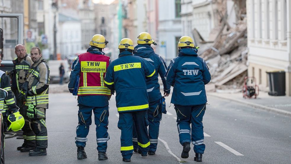 Vor Ort waren bis zum späten Abend rund 120 Einsatzkräfte. Foto: Paul Glaser/dpa