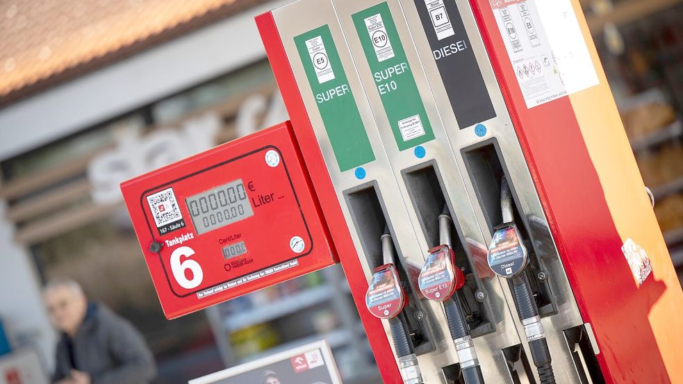 In Bayern hat der Auswertung zufolge rund jede vierte Tankstelle gegen die 12-Uhr-Regel verstoßen. (Archivbild) Foto: Philip Dulian